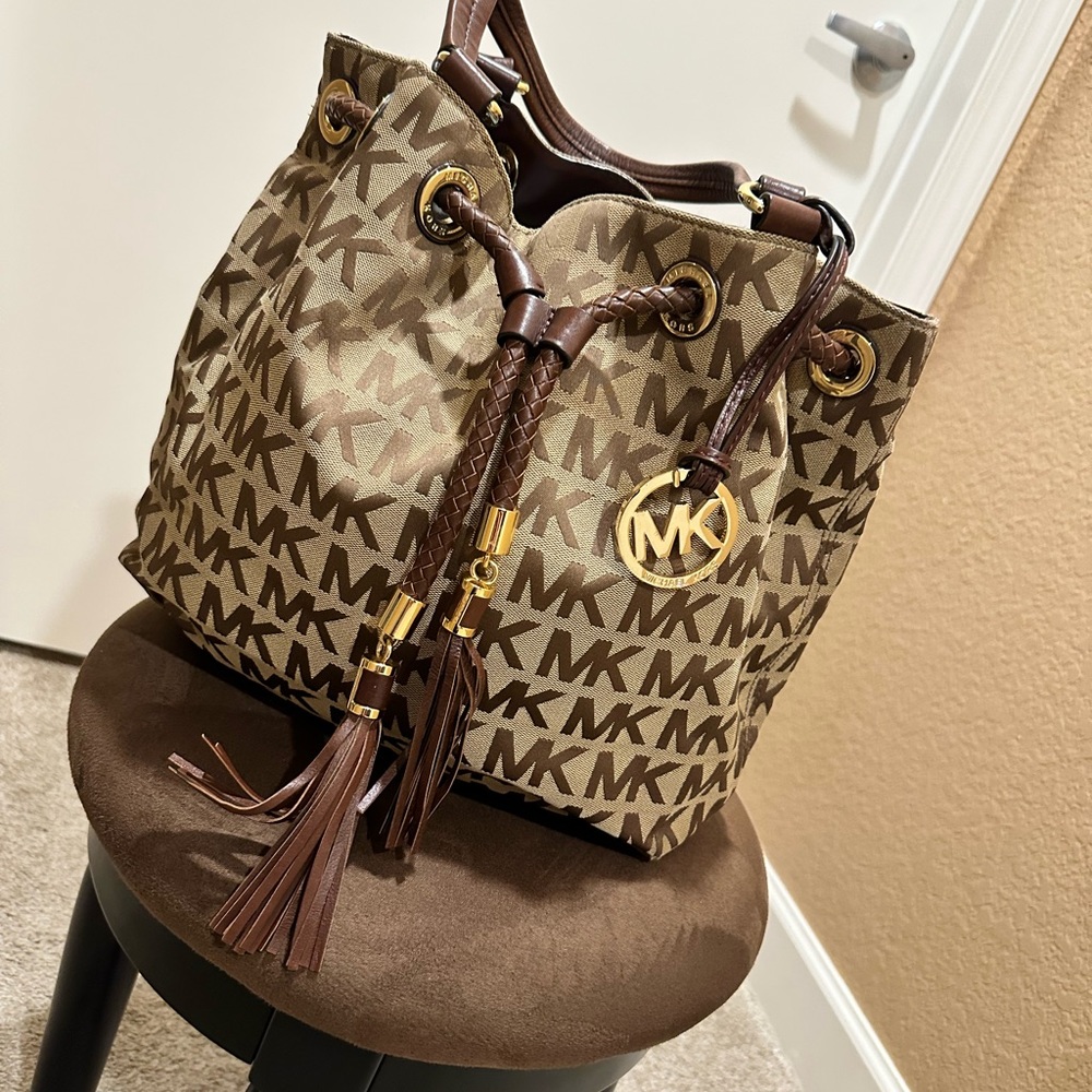 Michael Kors bucket bag - Picture 2 of 6